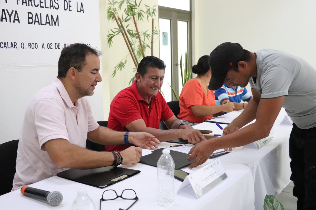 JosAlfredoCont6's tweet photo. En coordinación con la @AgeproQ y el C.P. @Josealberto2 realizamos la firma de contratos de donación del programa de titulación de lotes y parcelas de la comunidad de #MayaBalam, brindando así la certeza jurídica hacia sus patrimonios. https://t.co/cS54Wrnsji