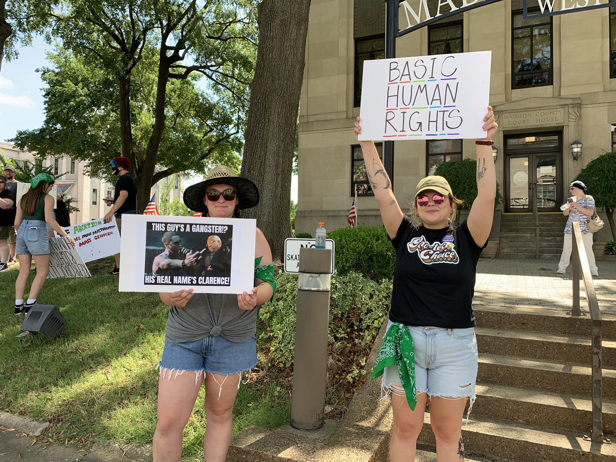IndvJackson's tweet photo. Roe v Wade Protest West TN (Jackson TN). Basic human rights. #AbortionIsHealthcare #Choice @IndivisibleTeam @maddow https://t.co/FFMC8cuEKY