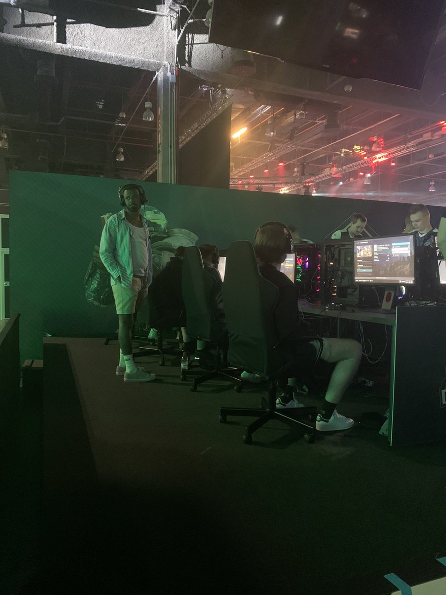 Scorched HVND are about to begin their final series of the day against @FrostbiteCR 

A win secures top 8 and championship Sunday, will the Finns melt in the heat? 💀🔥

<a href="/Batchford_/">batch</a> 
<a href="/interRiotz/">Riotz</a> 
<a href="/lDisarray/">Luigi 🔨</a> 
<a href="/Zhuhlol/">Morgan 🫡</a> 

#HeavyistheHVND