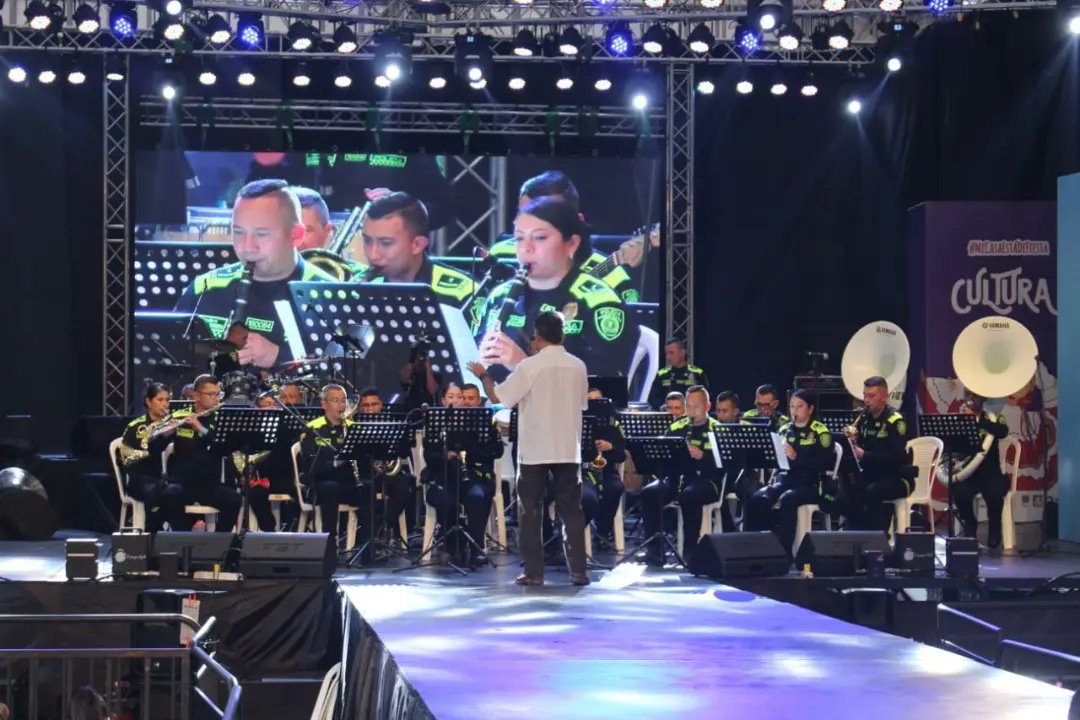 EscuelaDCadetes's tweet photo. A través del Festival Folclórico Colombiano, nuestra banda sinfónica de la @EscuelaDCadetes, realizó su espectacular presentación a todos los Ibaguereños en el Parque Murillo Toro.
#EsUnHonorSerPolicía https://t.co/SCT2poBODM