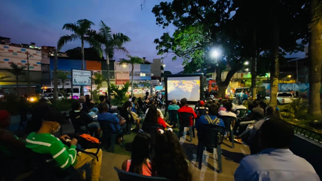 lAlcaldiasucre's tweet photo. #Ahora En la plaza el Cristo de Petare, niños y adultos disfrutan una tarde de Cine gracias al Programa "Vacílate la Pantalla", impulsado por el Alcalde @JoseVRangelA para el sano entretenimiento de los vecinos #2Jul #BricomilesActivasEnEducación https://t.co/jggF1R2VTU