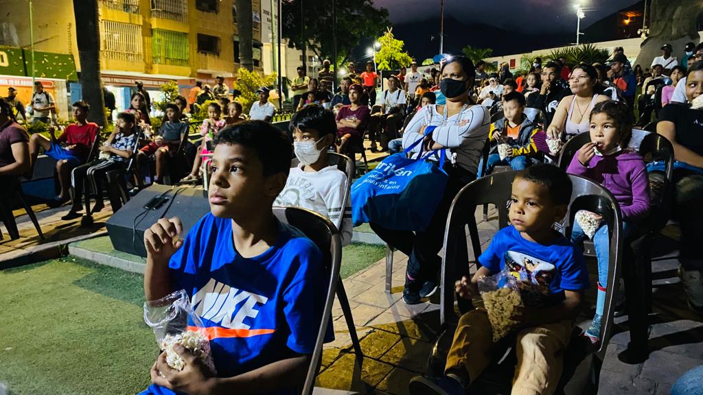 lAlcaldiasucre's tweet photo. #Ahora En la plaza el Cristo de Petare, niños y adultos disfrutan una tarde de Cine gracias al Programa "Vacílate la Pantalla", impulsado por el Alcalde @JoseVRangelA para el sano entretenimiento de los vecinos #2Jul #BricomilesActivasEnEducación https://t.co/jggF1R2VTU