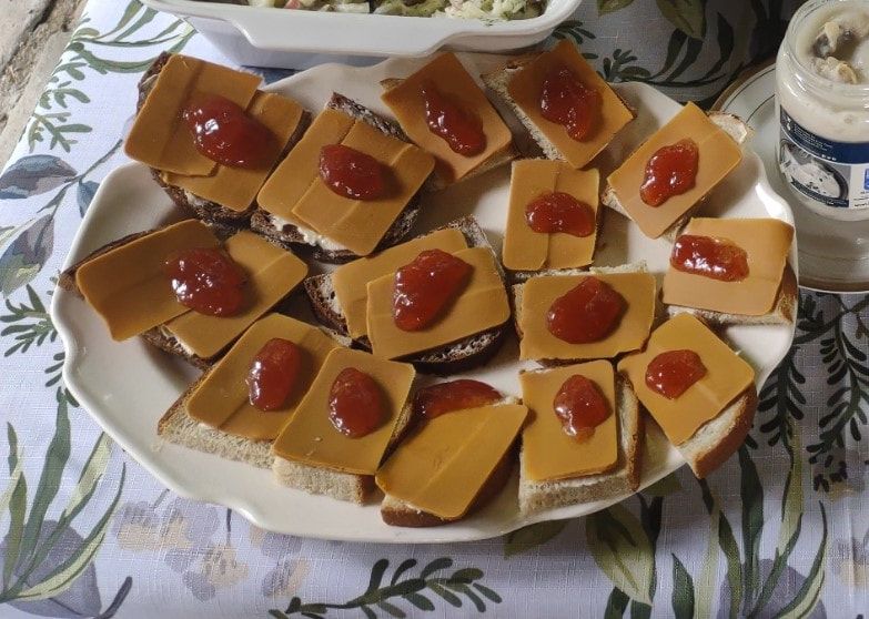 history_bites's tweet photo. The #Midsummer series continues! These were, shockingly, the runaway smash hit of my Scandinavian Midsummer Porch Party.
https://t.co/lidErGwsK5
#Scandinavian #ScandinavianRecipes #Brunost #Gjetost #OpenFacedSandwiches #Summer #TheFoodHistorian #FoodHistory https://t.co/7CHudr8kmN