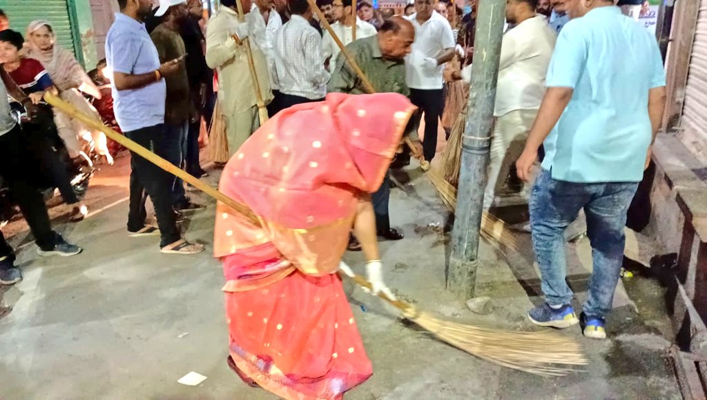 DcDmPali's tweet photo. एक कदम स्वच्छता की ओर

पाली शहर को साफ एवं स्वच्छ बनाए रखने हेतु रात्रिकालीन सफाई अभियान का हुआ आगाज

जिला कलक्टर श्री नमित मेहता ने कचरा संग्रहण ऑटो टिपर को हरी झंडी दिखा व श्रमदान कर की शुरुआत 
@ashokgehlot51
@RajCMO
@DIPRRajasthan https://t.co/ymI2RsQYOr