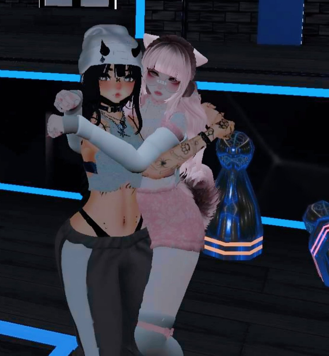 pastellyangel's tweet photo. This girl is the absolute sweetest lil angel! 🥺 Had a fab night with all her friends too! 🥰 #VRChat #vrc #vrchatdrinking https://t.co/vUI0jsPP06