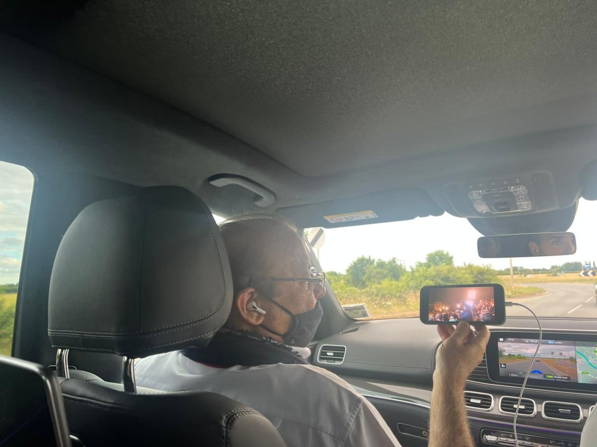 MNS watching my jalsa live ♥️🐅😀