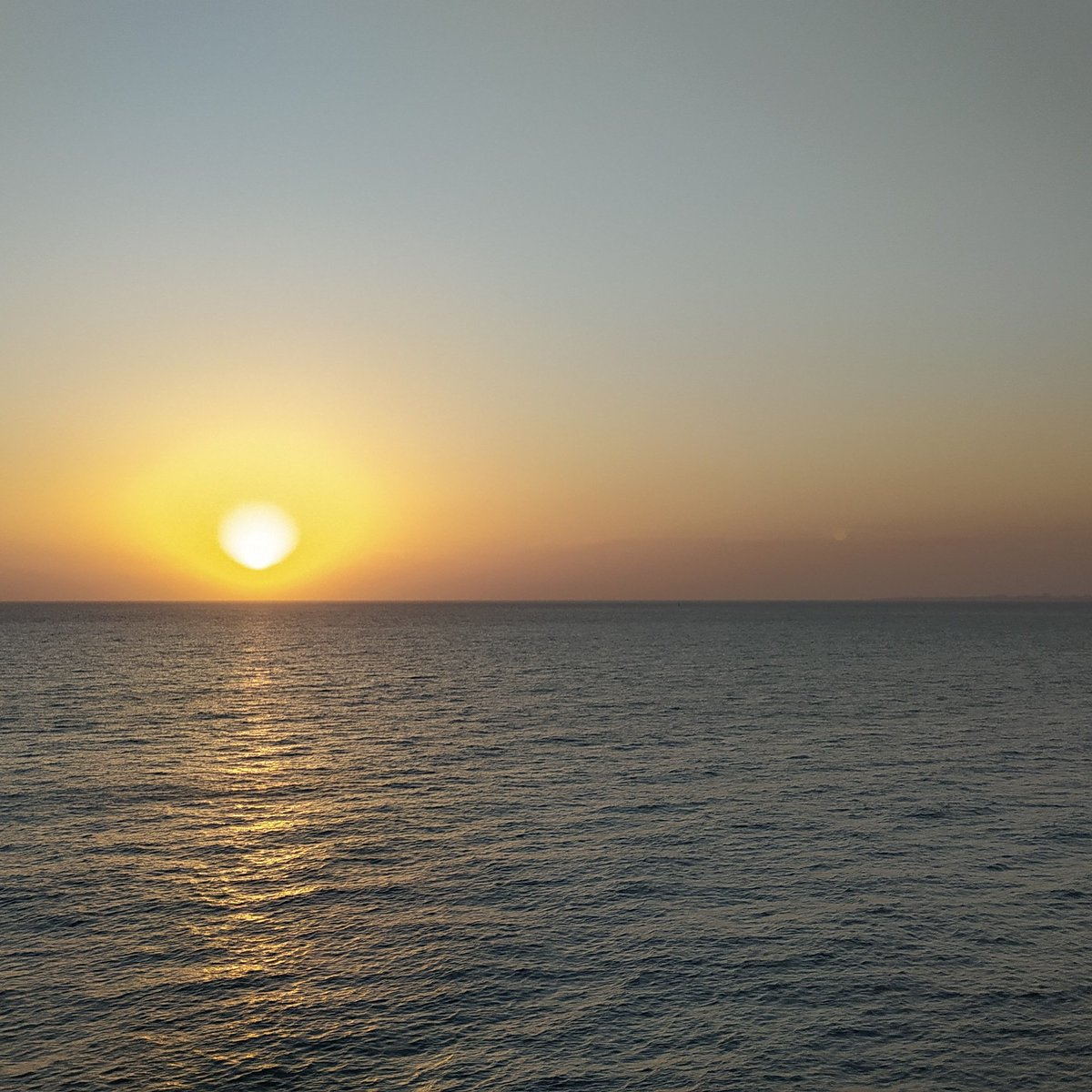 FernandoLoboD's tweet photo. 🤗 La próxima puesta de sol me va a pillar cantando ante ella...
Mañana a las 21.30h toco en el Espacio Quiñones, en la misma puerta de #laCaleta...🌊🎶
#concierto #música #atardecer #AsociaciónDeAmigosDeQuiñones #canciones #poesía #FernandoLobo #acústico #Cádiz #horizonte #mar https://t.co/M985KJ5GU9