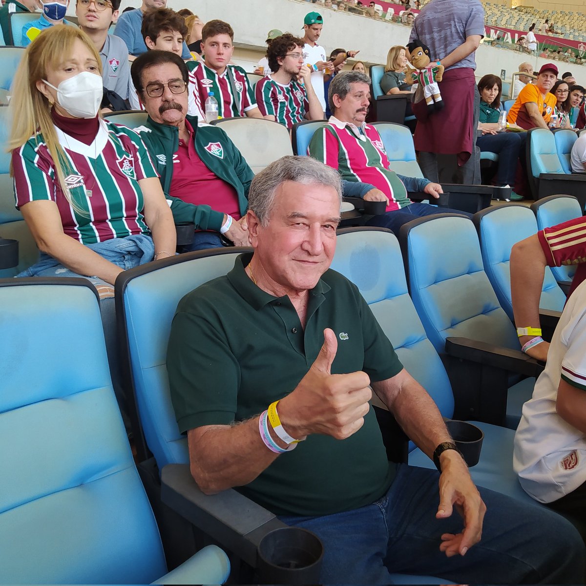 FluminenseFC's tweet photo. O campeão Tricolor Carlos Alberto Parreira também tá presente no Maraca hoje! 🇭🇺 https://t.co/elRiYifaTU