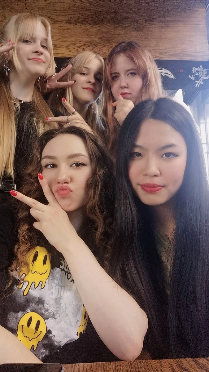joongiemarigold's tweet photo. Прекрасный и самый лучший день 🤍🤍🤍 @yeotiny_ @sanismyboo @_yeollin @kumawo_ 🤍🤍🤍 Ещё была Анечка 🥺🤍 https://t.co/OJ62BtWsVT
