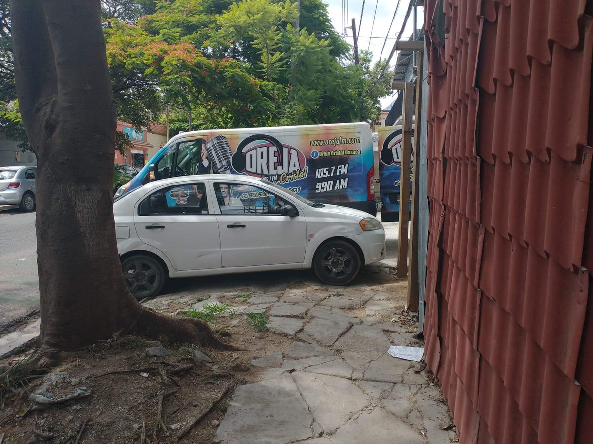 <a href="/TransitoyMovOax/">Movilidad - Oaxaca de Juárez</a> Calle Amapolas, radio La oreja FM. Regularmente se estacionan en la banqueta, este es el tercer reporte que nos mandan.