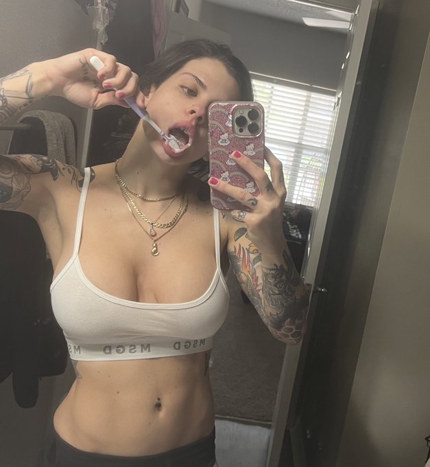 1 pic. Pic of me brushing my teeth paired with a pic of me with a dick in my throat https://t.co/ECO