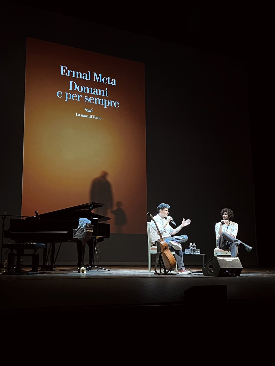 Grande emozione questa sera con <a href="/MetaErmal/">Ermal Meta</a> e Luca Bottura. “Volevo raccontare una storia che non conosce quasi nessuno, la dittatura comunista in Albania. Un tema di privazioni, di omissioni”. Un dialogo emozionante, una serata di musica e letteratura a #LaMilanesiana <a href="/bettywrong/">Elisabetta Sgarbi</a>