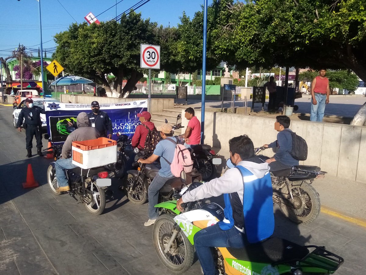 PolVial_GobOax's tweet photo. 📌En campañas permanentes de prevención de accidentes viales, exhortamos a motociclistas a utilizar el casco protector. #Oaxaca #MovilidadSegura

@GobOax @alejandromurat @SSP_GobOax @DAVIDANTONIOJIM https://t.co/EXqfOmair9