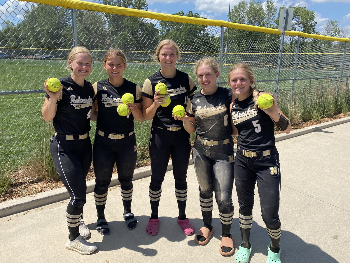 NeGold_Ruhl's tweet photo. Bracket play begins tomorrow at 11 am. Bomb squad was in full force today 2 💣💣 each for @saraiburg06 and @Pruhl7 also 💣 for @JuchtEmily @emmadostal3 and @hallepribnow #WorkersAlwaysWin https://t.co/rs5M6UEKHN
