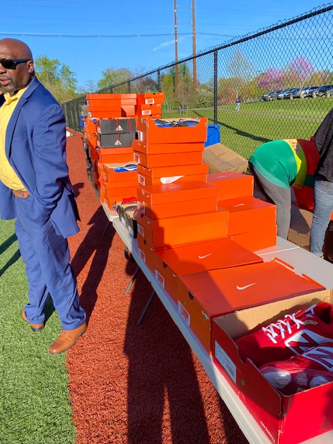 FamilyEssentia2's tweet photo. In collaboration with 
@WORLDVISIONUSA
 and other partners, FESNINC donated over 70 pairs of cleats to the Hartford Hurricanes Youth football.
https://t.co/l8cxQiCFLO
#popwarner #hartford #hartfordhurricanes #fesninc #hurricanesornothing #worldvisionusa https://t.co/7OFGE3RdEA