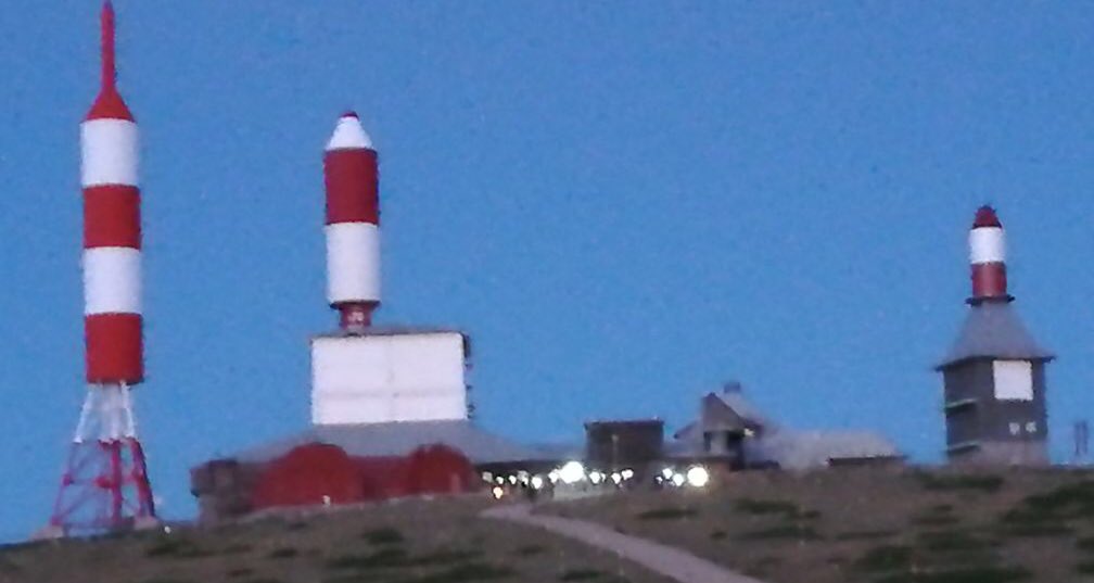 Desde Madrid, también hemos querido solidarizarnos con la #viapirenaica a favor del derecho de autodeterminación y hemos iluminado una de las cumbres más populares de la Sierra de Guadarrama: la Bola del mundo.

#PirinioetakoBidea #ViaPirinenca #LightsForFreedom