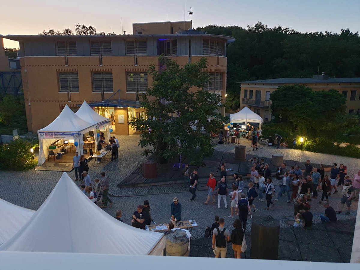 GFZ_Potsdam's tweet photo. Was wäre die Lange Nacht in #Potsdam ohne den Wissenschaftsspaziergang über den #Telegrafenberg?
Danke @FranzOssing!!!
#LNDW2022
Und ohne chillige Live-Musik - von den Mückenheimern. https://t.co/wN2gLRLylT