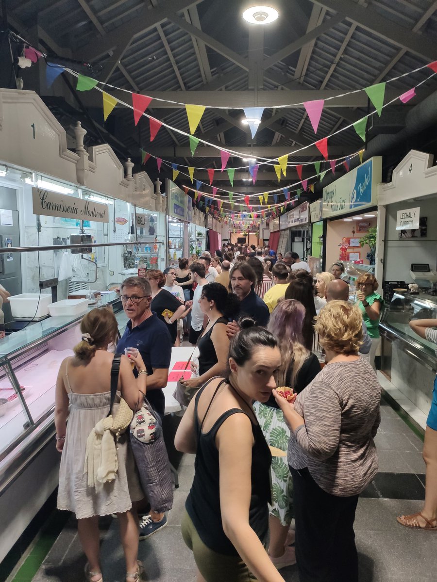 jordi_ibern's tweet photo. Una #NitdeTapes al Mercat Municipal de #ElPrat. Tenim ganes de viure la nit i l'estiu.
Bona pinta i millor sabor! https://t.co/pgazdBglJs