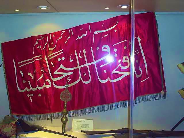 Milyonların Katıldığı Cenaze Namazı
Azgın Azınlığı Rahatsız Etmeye
Devam Ediyor.

"İstanbul'u Sahiplenip
Müslümana Tapu Soranlar Var"

F.Sultan Mehmed'in Fetihte
Kullandığı Sancak İstanbul'un Tapusudur

Üzerinde (Fetih Sûresi 1. ayet) ;

“Biz sana apaçık bir fetih verdik”
Yazıyor