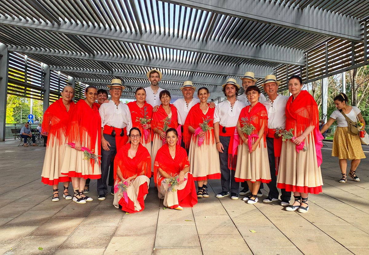 EsbartManresa's tweet photo. Gran 38ena ballada de gitanes al carrer de #Rubí! 
I 11ena vegada que hi participa el Grup Picapoll del nostre esbart! 👏 https://t.co/6IjWcWW6at