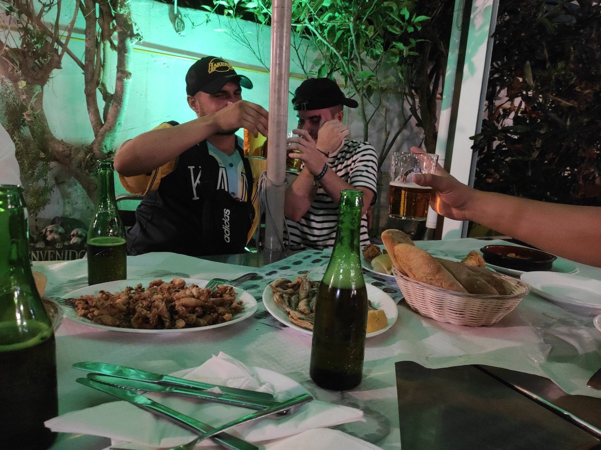 Pasandolo bien con los amigos 
De juerga en Nerja 
Con el sele