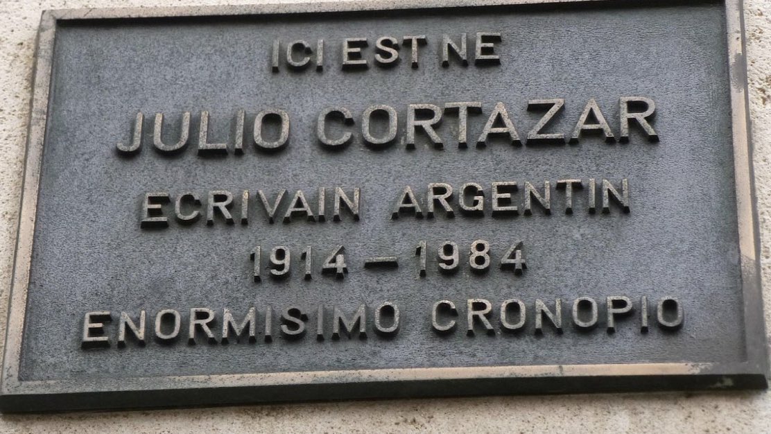 Julio Cortázar nació en Bruselas, y en su casa natal pusieron una placa que lo llama ENORMÍSIMO CRONOPIO. 

enormísimo gigantesco. 
Fue LA sorpresa.❤️‍🔥