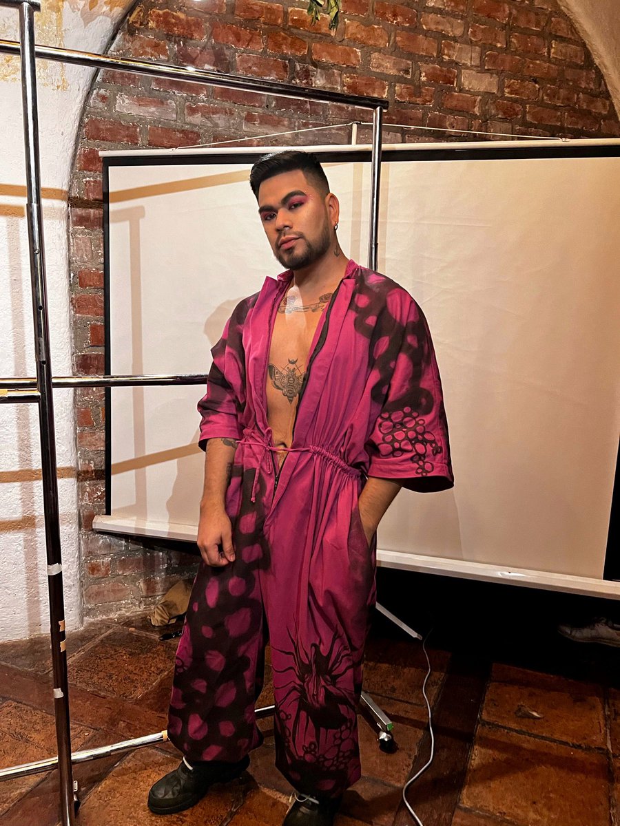 kike_1392's tweet photo. Quería compartirles unas fotos de anoche mi primer desfile de modas.✨👏🏼🥳#style #modaperu #Peru #Lima https://t.co/0JVNmhVdqp