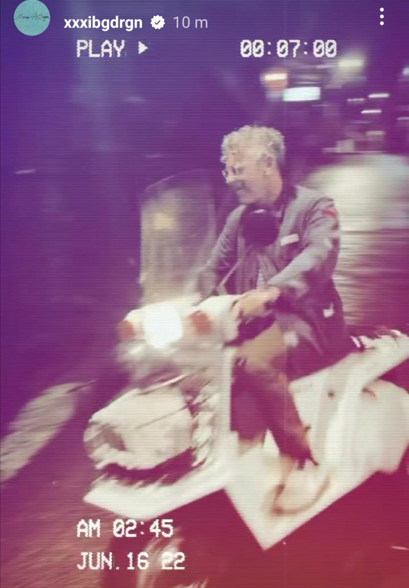 WhiteTamar1's tweet photo. I think it's the same motorbike. 😁 #GDRAGON #GDTS https://t.co/PQCcPbYKwM