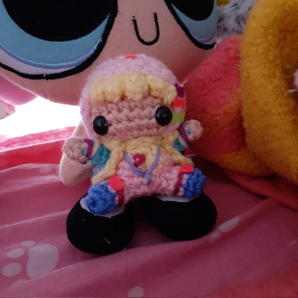 M30W73R7's tweet image. I ordered this little kawaii voltage watty doll a while ago and she came home today!!!! she is so precious lookit her 🤲 she was made by hanagurumiit on etsy!!! #wattson #ApexLegends