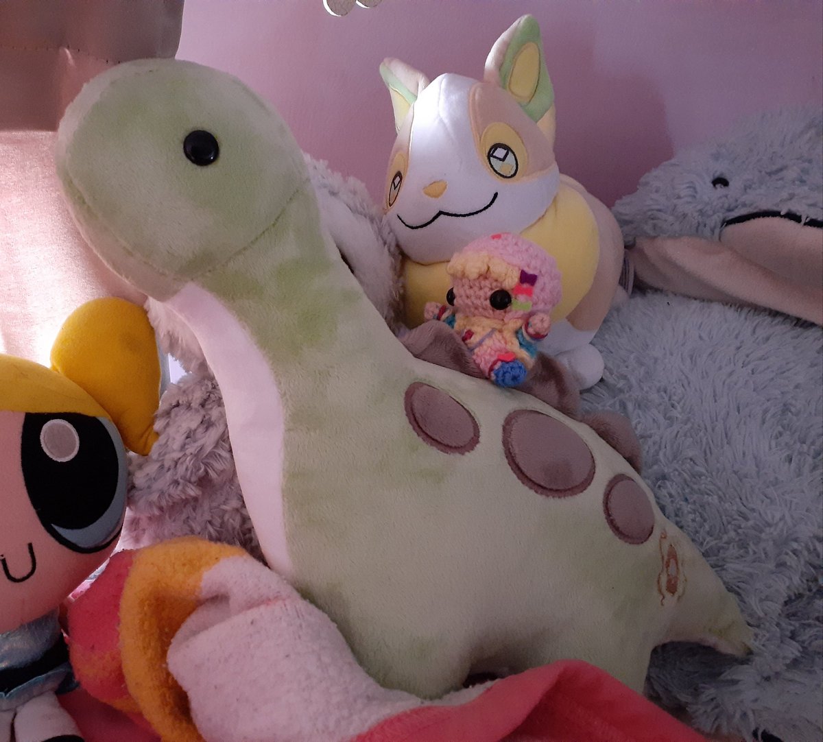 M30W73R7's tweet image. I ordered this little kawaii voltage watty doll a while ago and she came home today!!!! she is so precious lookit her 🤲 she was made by hanagurumiit on etsy!!! #wattson #ApexLegends