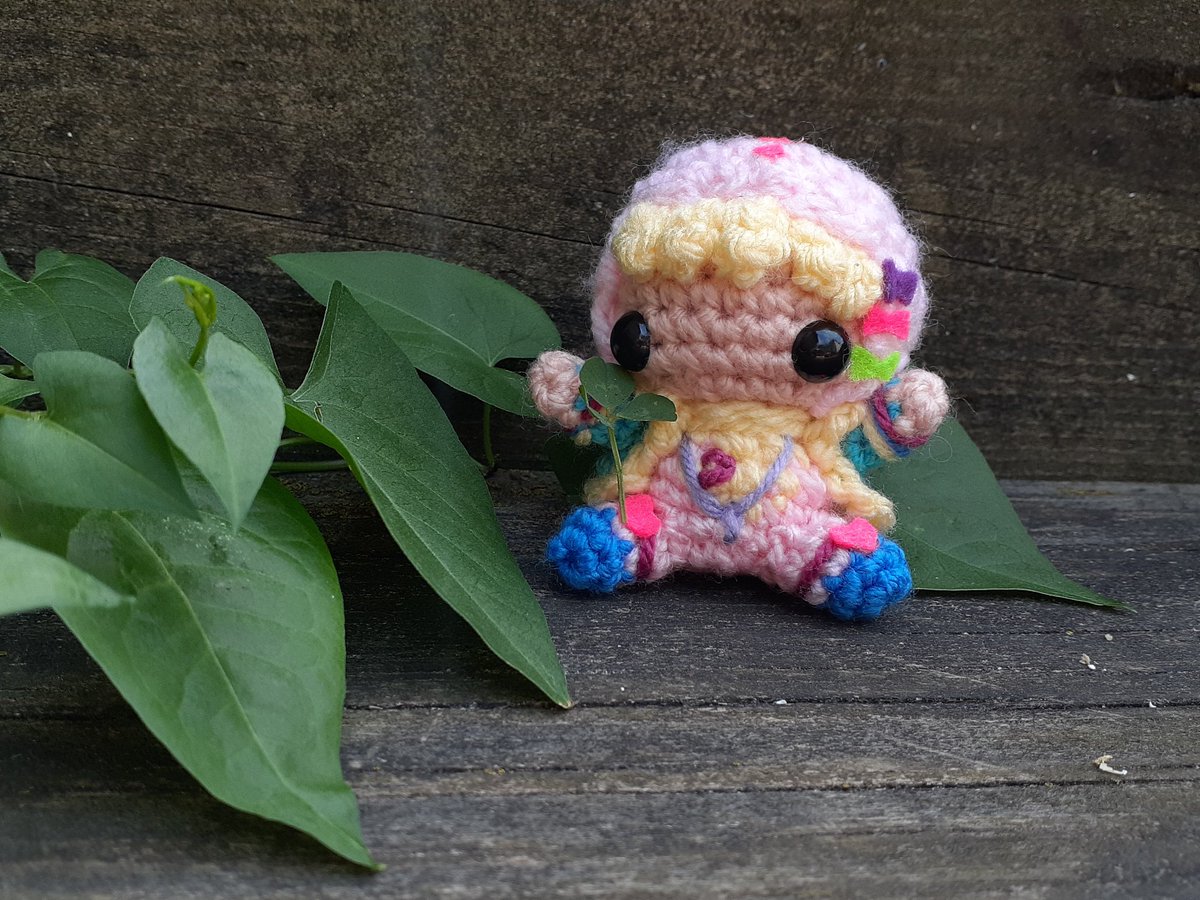 M30W73R7's tweet image. I ordered this little kawaii voltage watty doll a while ago and she came home today!!!! she is so precious lookit her 🤲 she was made by hanagurumiit on etsy!!! #wattson #ApexLegends