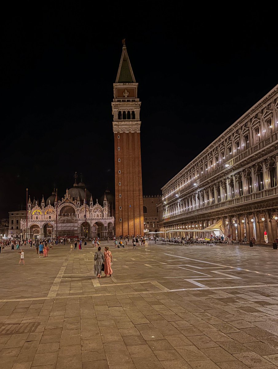 Che bello venire in questa piazza e vedere così tante coppie che si amano 🥰🥰 #venezia #piazzasanmarco