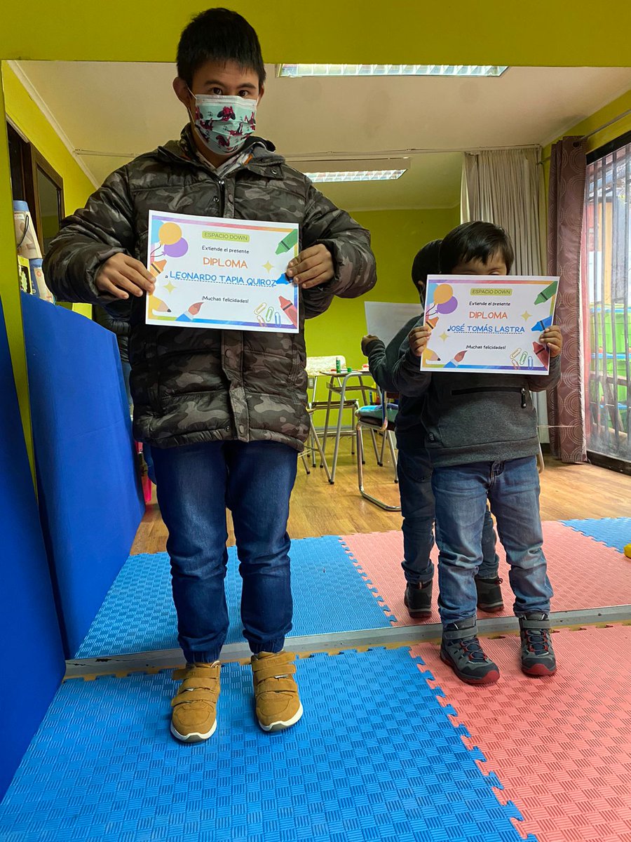 Con orgullo Leonardo y José Tomás nos muestran sus diplomas de honor obtenidos al finalizar  el "Taller de Arte Terapia" realizado en la Fundación #EspacioDown por alumnos en práctica de la carrera de Psicopedadogía de la Universidad Santo Tomás
Felicitaciones para ellos 👏🎉