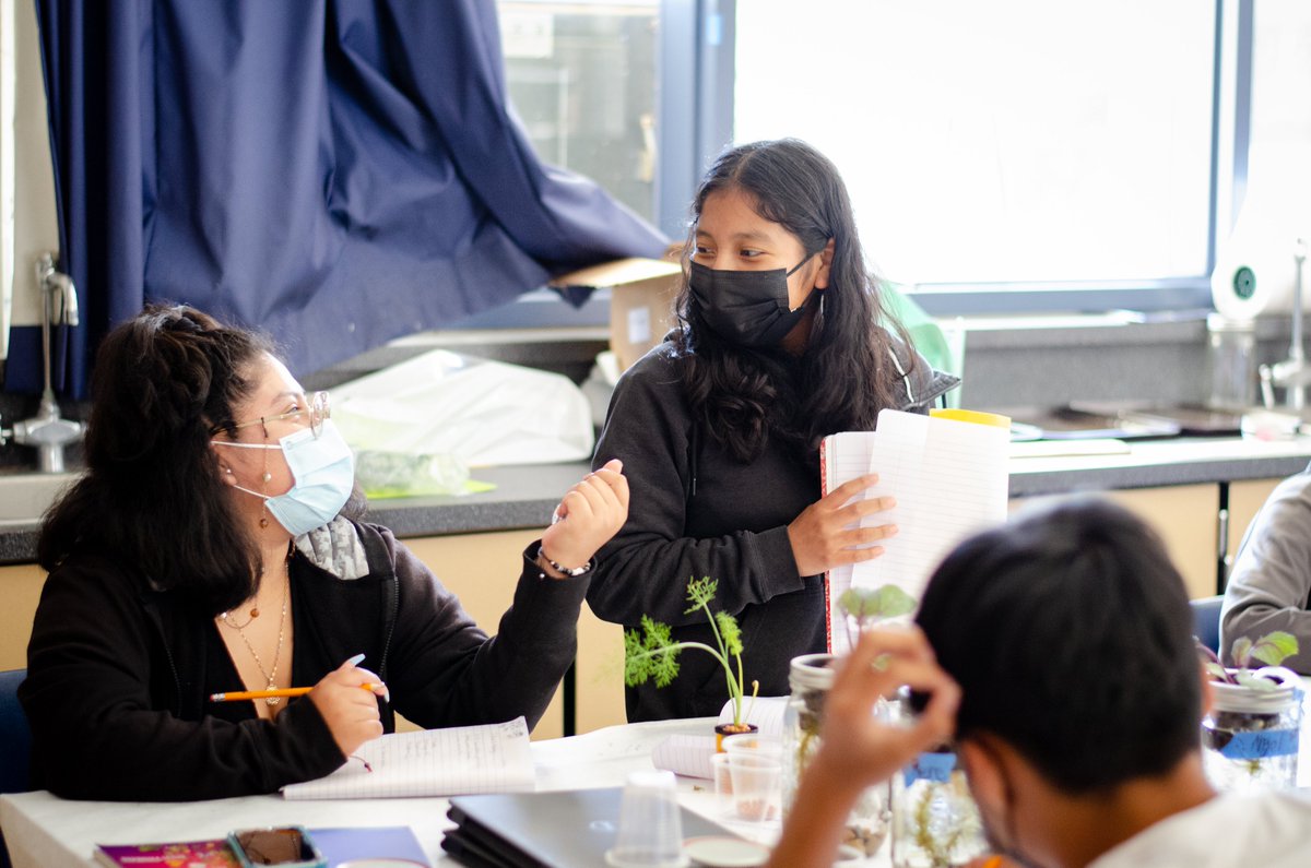 biojamcamp's tweet photo. In Day 8 of #BioJamCamp, teens learned about Mesoamerican chinampas (a type of #aquaponics) and #hydroponics. Led by @l3fty112 and Melissa Ortiz, teens made their own tabletop versions to share and teach! Curriculum  developed by @Xinampa_Bio. 🌱🌊🐌 https://t.co/vt3CwUR0mw