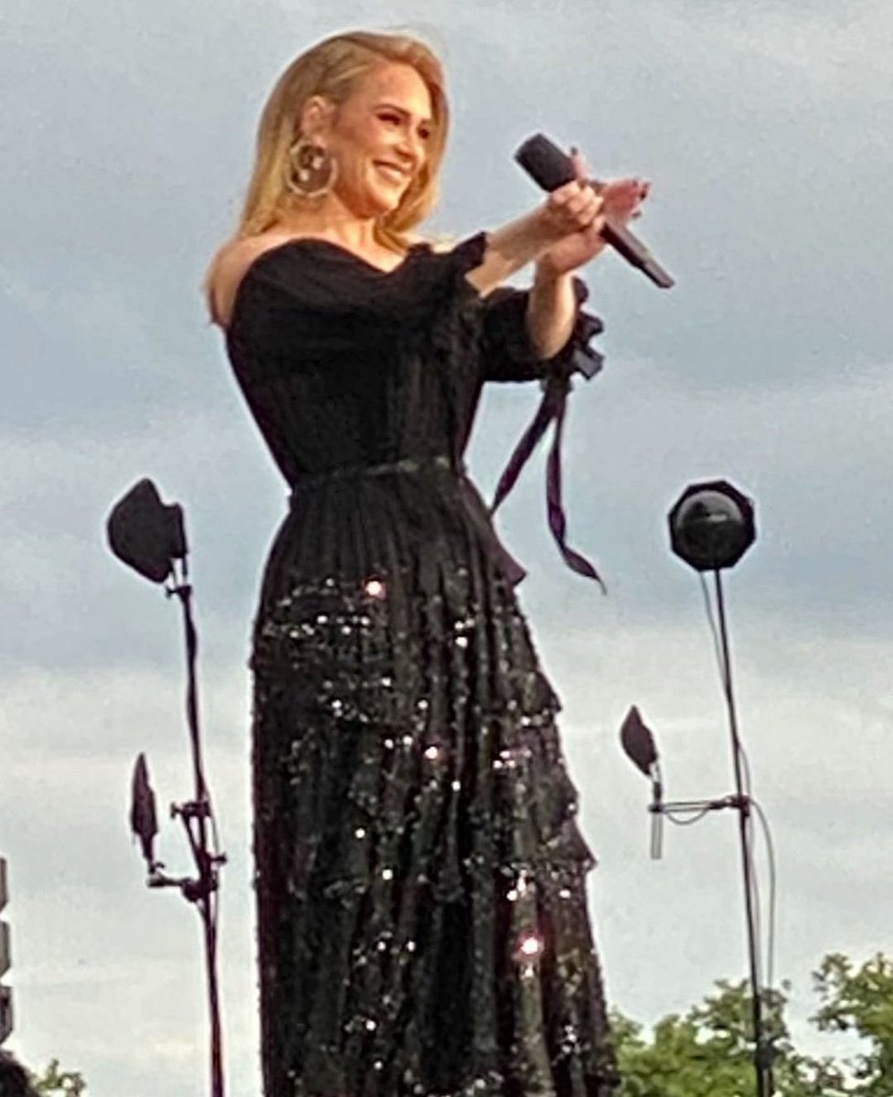 amantedasveia's tweet photo. FOI LINDO
#adelehydepark #AdeleBST #ADELEISCOMING #Adele30 #adele https://t.co/qw2S7srb9p