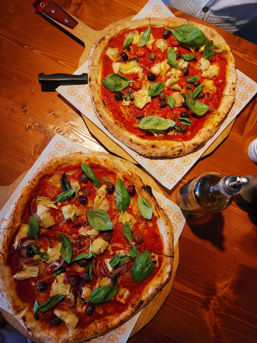 plantspective's tweet photo. Es war mal wieder Zeit für #plantbased Pizza mit Gemüse. Kaum zu glauben, aber auch ohne Käse kann #Pizza richtig lecker sein. Vor allem an heißen Sommertagen wie heute ist es eine leichte, gut bekömmliche Wahl. 👌 #plantspective #my5Tweets https://t.co/PxM8E8Q1eN