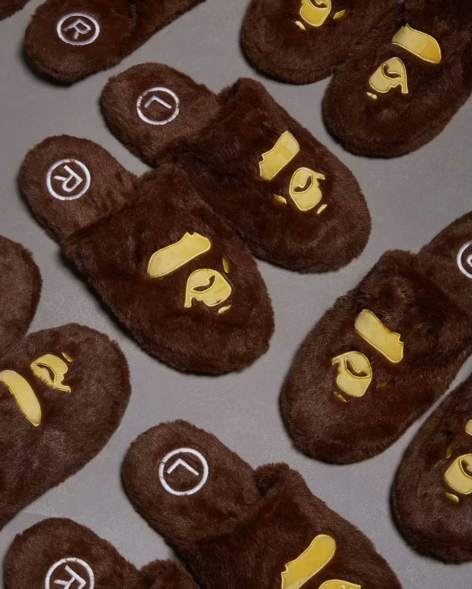 SneakerNews's tweet photo. BAPE's "Ape Head" slippers 👀 https://t.co/8E3KGKBzJN