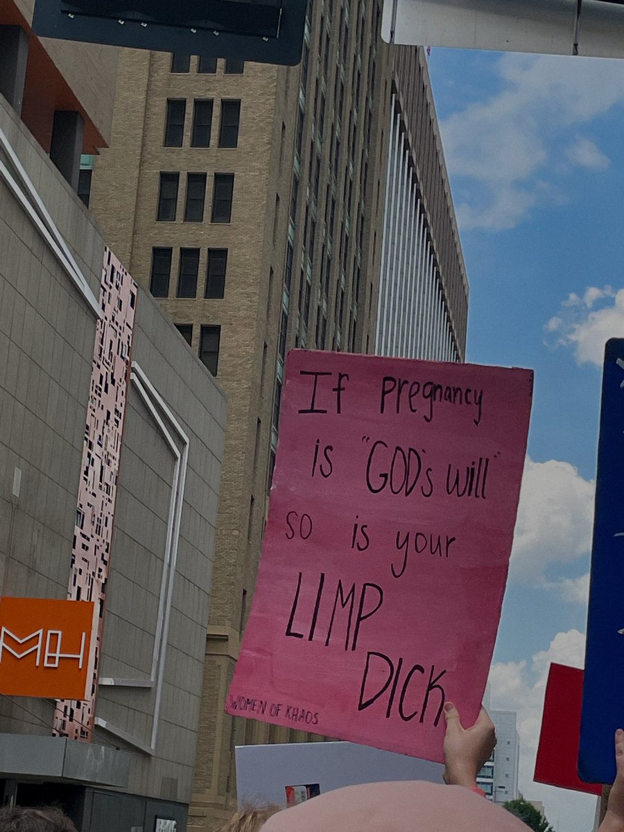 clarissaanav's tweet photo. girls run the fucking world 💅🏼 #WomensRights #RoeVsWade #DallasProtest #AbortionIsHealthcare #AbortSCOTUS #ReproductiveJustice https://t.co/VcF7uPtdeQ