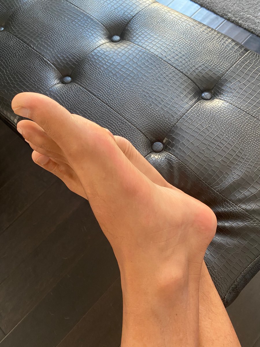 DudesLatinFeet's tweet photo. My feet feel so soft and smooth after that foot scrub!👣🙌🏾😉! Do you want to feel them?😉🤚🏾😜 https://t.co/NrB662VzbN