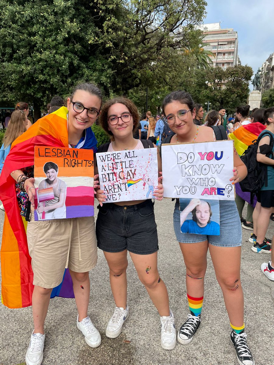 kekka_termite's tweet photo. Noi al pride di Bari con i nostri meravigliosi cartelloni 
#Baripride #PrideParade #Pride2022 #LouisTomlinson #HarryStyles https://t.co/ejHFUodm2j