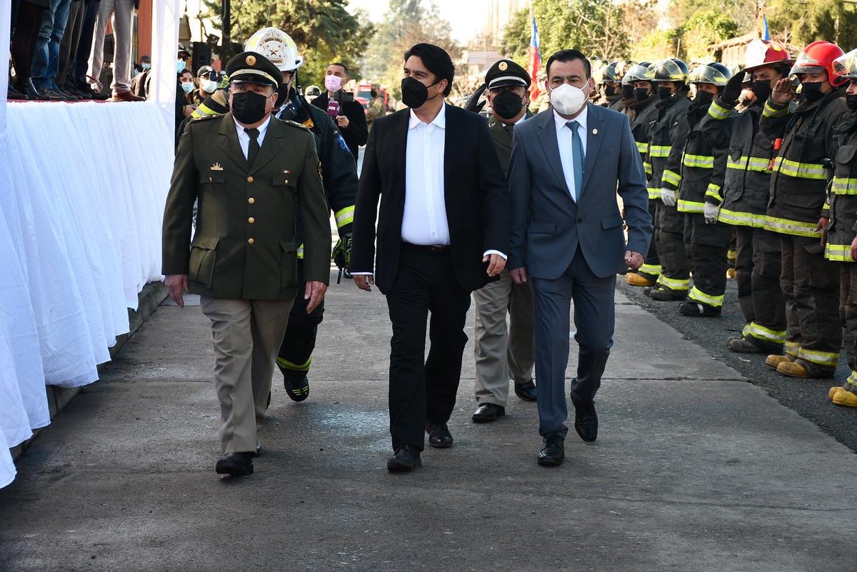marriagadau's tweet photo. Con gran orgullo, hoy presenciamos en nuestra comuna el Desfile Provincial de Bomberos, conmemorando el Día Nacional de los y las bomberas de Chile. Felices de ser parte de esta importante y especial celebración junto a mis cofrades de las nueve comunas de la provincia de Curicó. https://t.co/wWm581a1SC