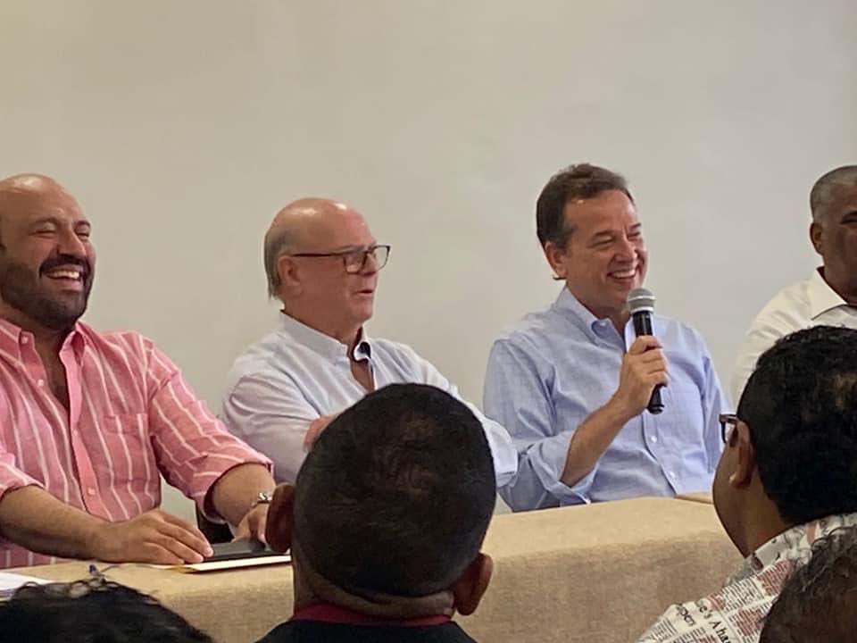 felixperdomord's tweet photo. Coordinamos la reunión con los coordinadores de la regiones Cibao y Sur, del equipo político @itobisono , donde nos acompañó el expresidente Ing.Hipolito Mejía @llegopapa. 

Agradable compartir con el expresidente y su visión de la política.

¡A paso firme! #ElCambioSigue 👍 https://t.co/1VNgAx5mLL