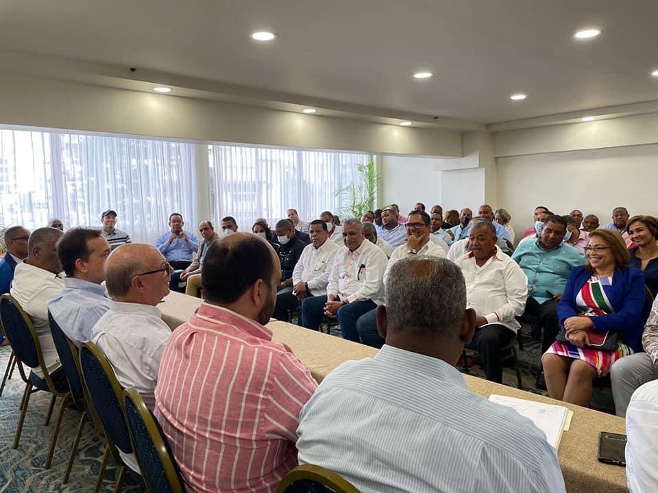 felixperdomord's tweet photo. Coordinamos la reunión con los coordinadores de la regiones Cibao y Sur, del equipo político @itobisono , donde nos acompañó el expresidente Ing.Hipolito Mejía @llegopapa. 

Agradable compartir con el expresidente y su visión de la política.

¡A paso firme! #ElCambioSigue 👍 https://t.co/1VNgAx5mLL