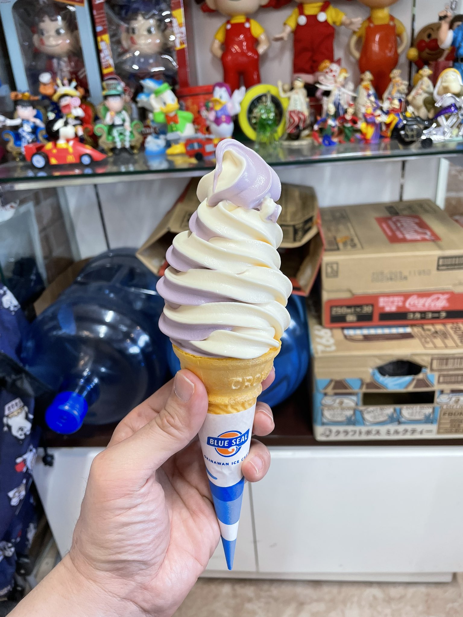 うまいもの探検隊 おはようございます 本日7月3日 日 はソフトクリーム の日です 日本で初めてコーン型が販売された日に因んでいます 英語では本当はsoft Serve Ice Creamって言うらしいです 和製英語だったんですね 沖縄で食べたブルーシールの紅芋