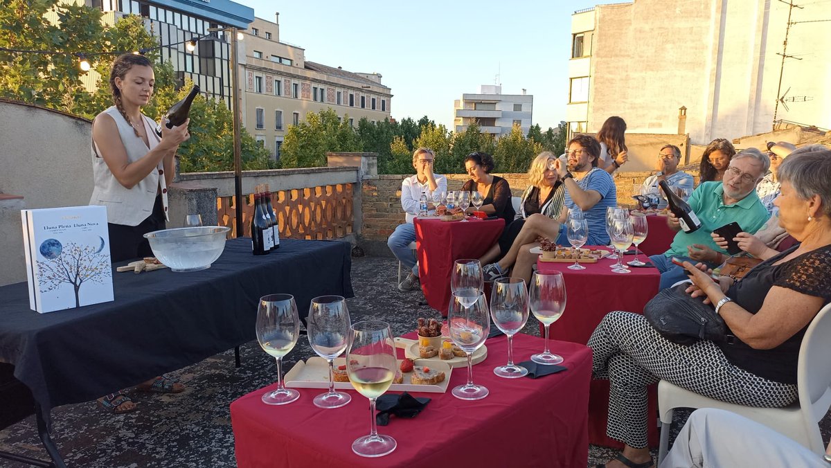 Encara ens queda un dia de Vijazz✨

Nosaltres el vam encetar amb aquestes vistes privilegiades divendres, tot fent un tast amb les sòcies i socis del Club Vida, a càrrec de Caram Caram!

Va ser magnífic!