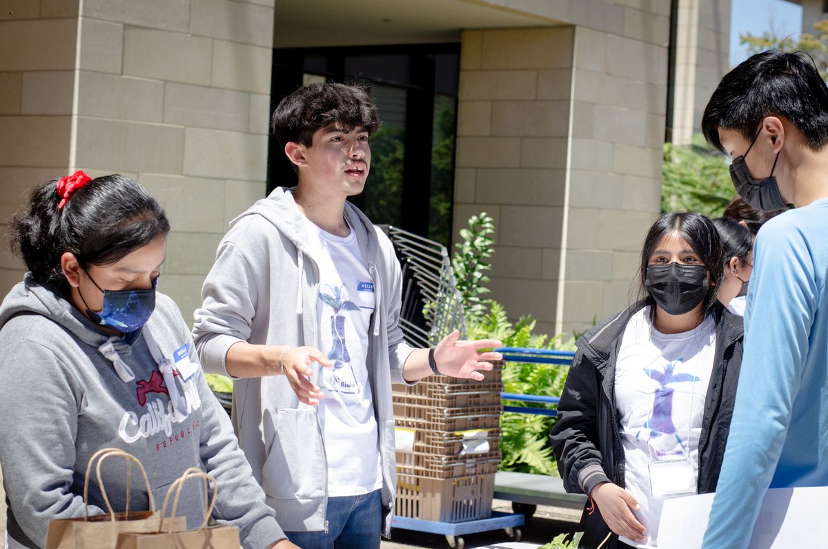 biojamcamp's tweet photo. #biojamcamp teens taught a demo workshop about #aquaponics with take-away #infographics and kits for  @Stanford students, faculty, and staff that teens were teaching. ✨Trying to reverse the flow of power in the production &amp; dissemination of scientific knowledge! 🧪🌱✊🏾 https://t.co/D2mFDrC0cl
