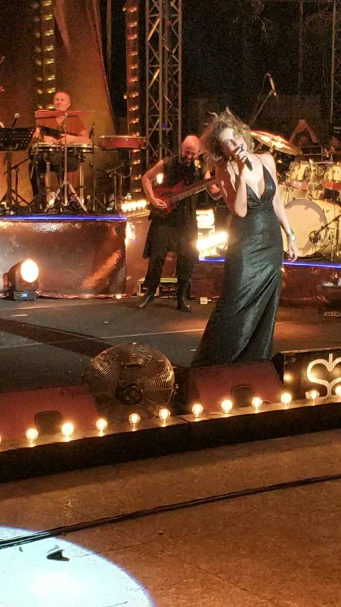 talhacool's tweet photo. 1 temmuz bodrum antik tiyatro konserinden bir kaç kare. Telefonuma poz vermesinin şerefine😊😍 #sılaGençoğlu #sıla #bodrumantiktiyatro #bodrum https://t.co/607AxKvLPo