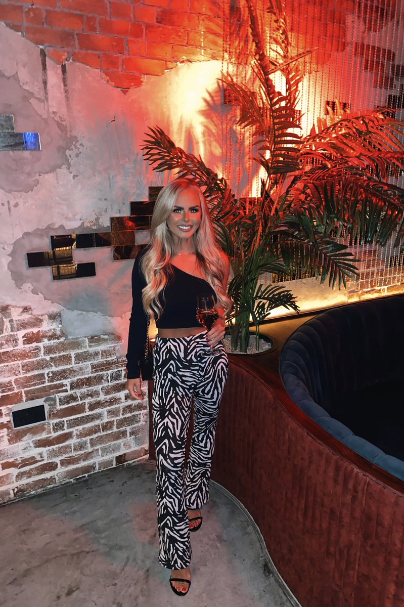 RobynGodfrey's tweet photo. Party pants 🕺🏼🦓✨ https://t.co/M1OBwXY7CV