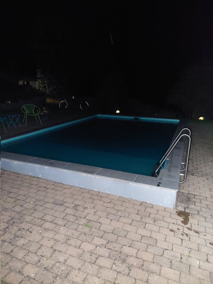 Eifach mal so am 00:40 in Pool go schwimme, in Sternehimmel lüege und sich lah triebe! ❤️ Leute! Das isch Lebe. Ich bi am Ziel. 😍