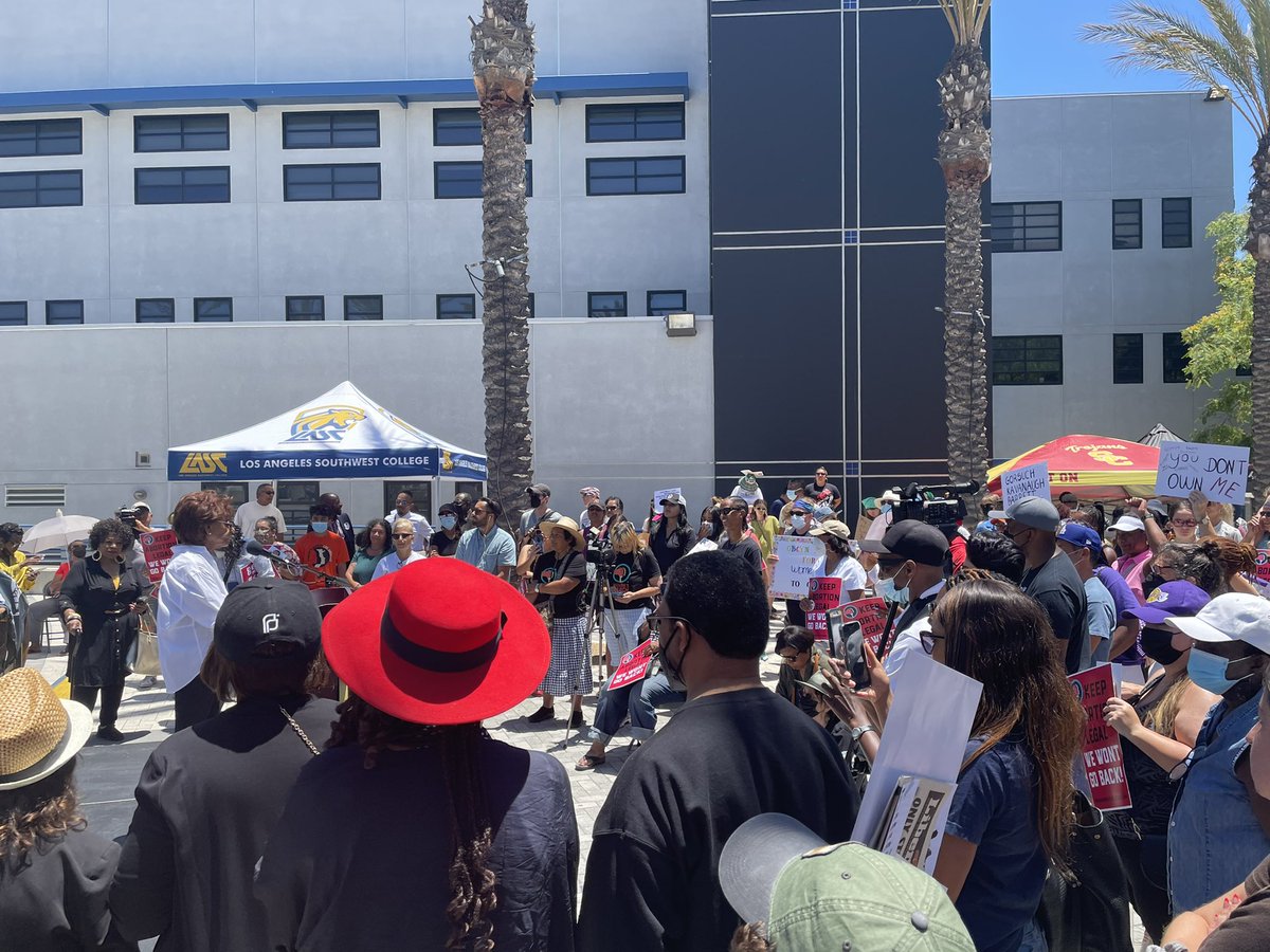 Kicked off this holiday weekend standing with and supporting the women who represent and lead Los Angeles and our nation with conviction. From our local clubs like <a href="/NELAdems/">Northeast Democratic Club of L.A. (NEDC)</a> to orgs like @WomensMarch, our fight for justice and progress continues together. 

Si se puede! 🇺🇸